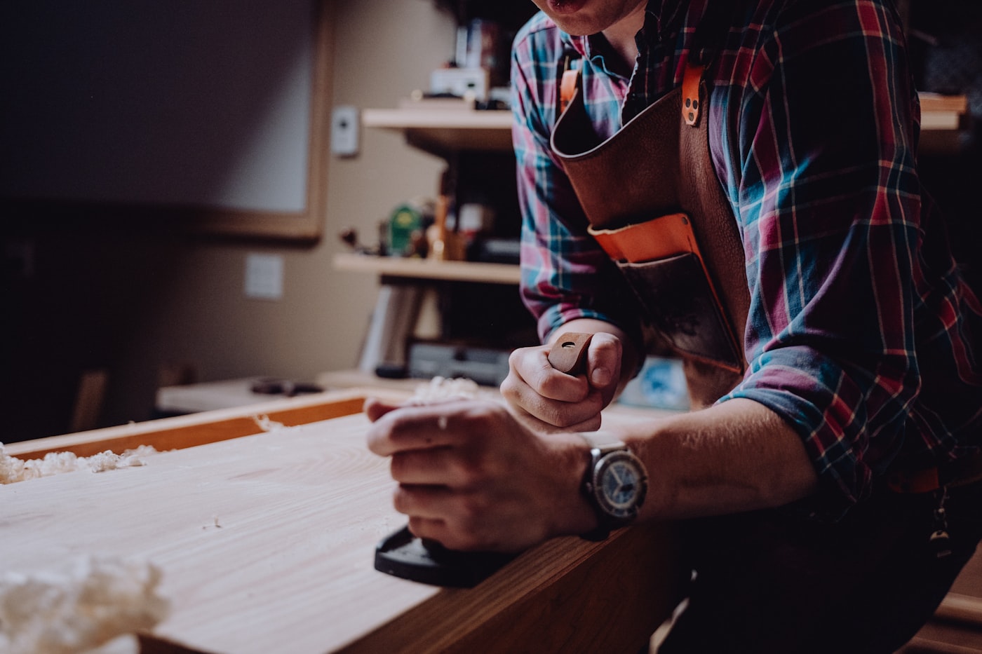 Ébéniste au travail dans son atelier, façonnant le bois