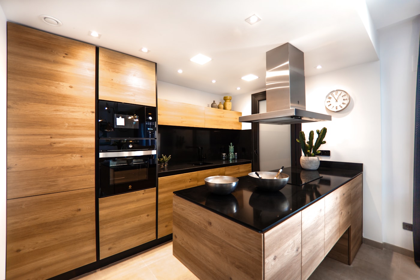 Cuisine sur mesure en bois aux façades chaleureuses