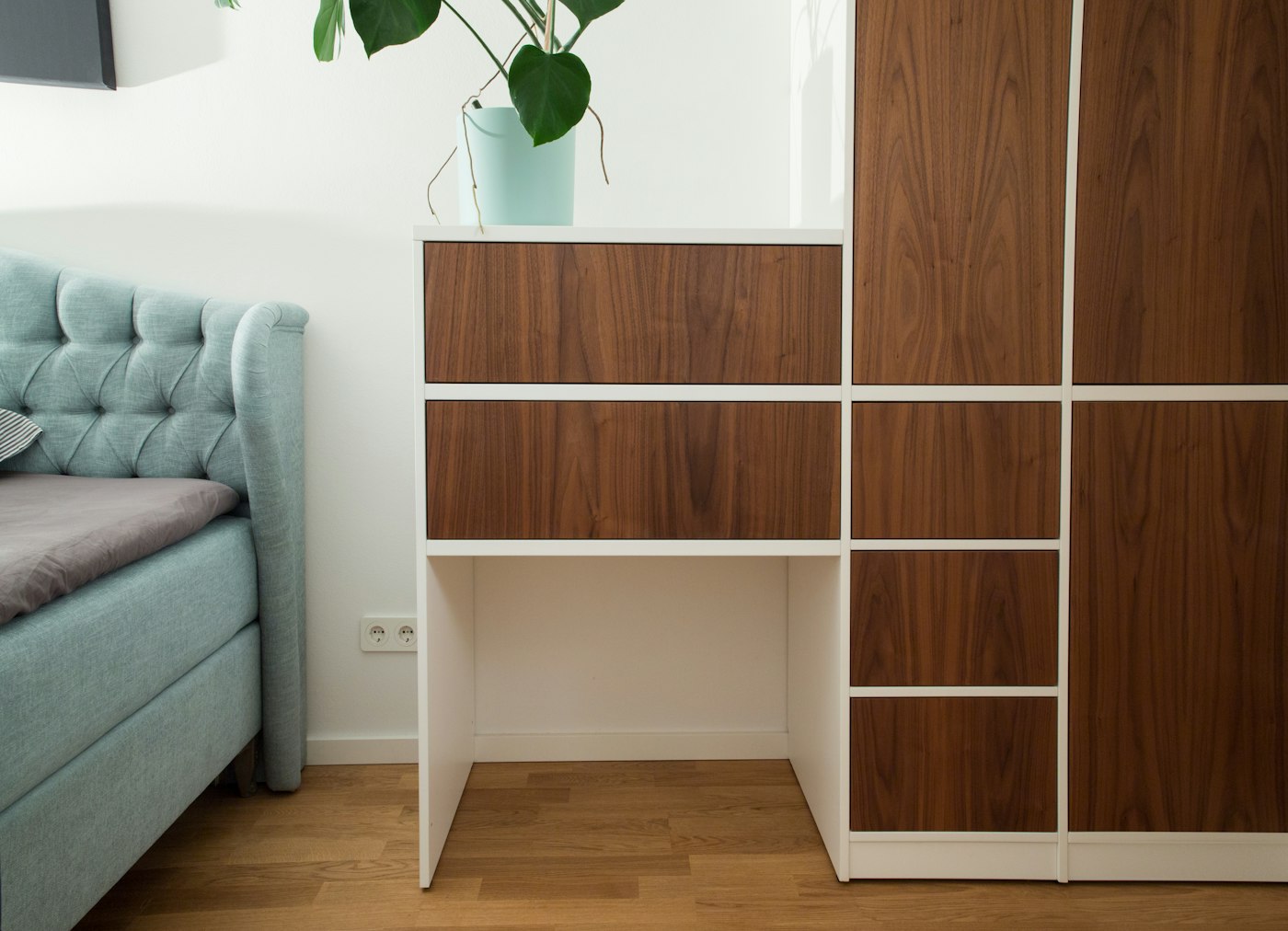 Bibliothèque et rangements intégrés en bois