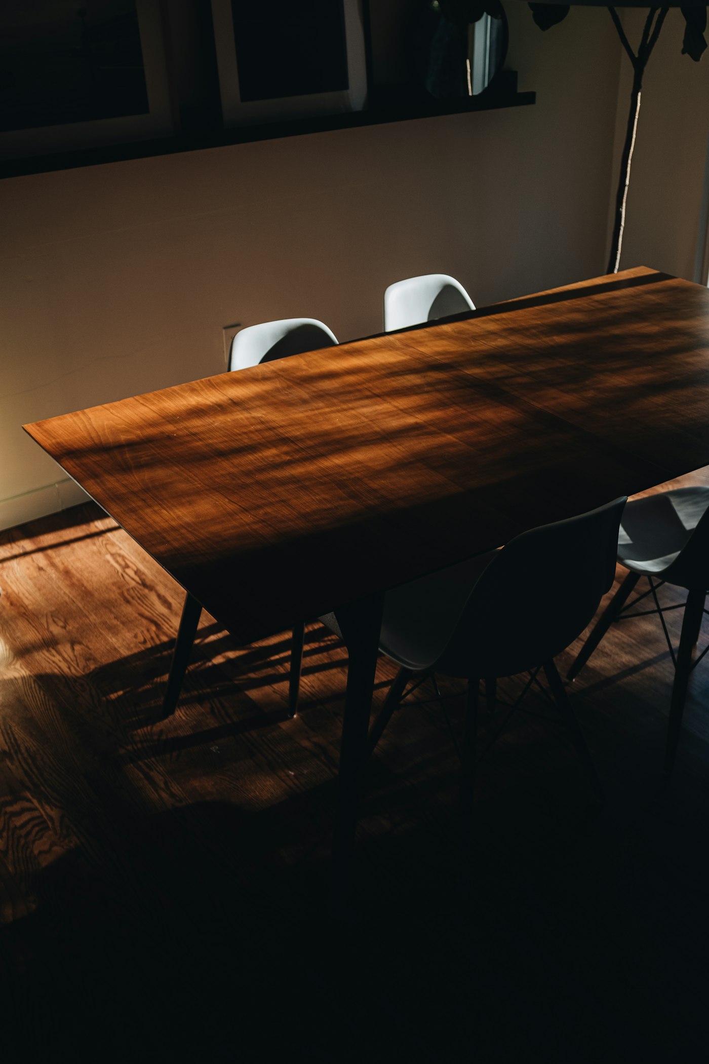 Table en bois massif au veinage apparent